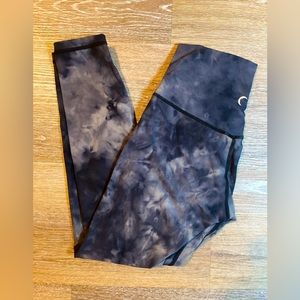 Zyia leggings size 6-8 7/8 length.  Runs small (fits like a size 0-2)